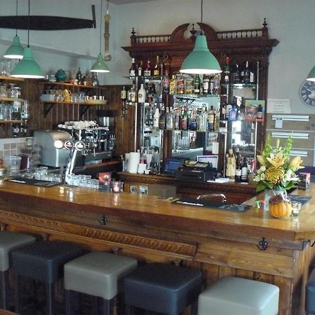 Eetcafe/Pension Nooitgedacht Strijen Екстериор снимка